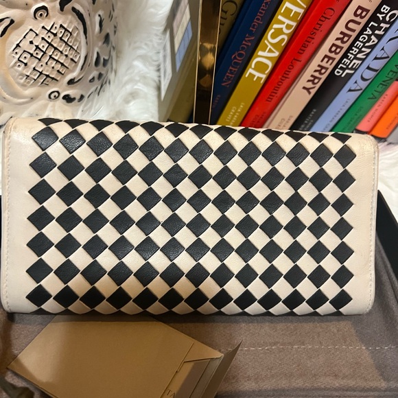Bottega Veneta Intrecciato White and Black Wallet - Picture 12 of 16